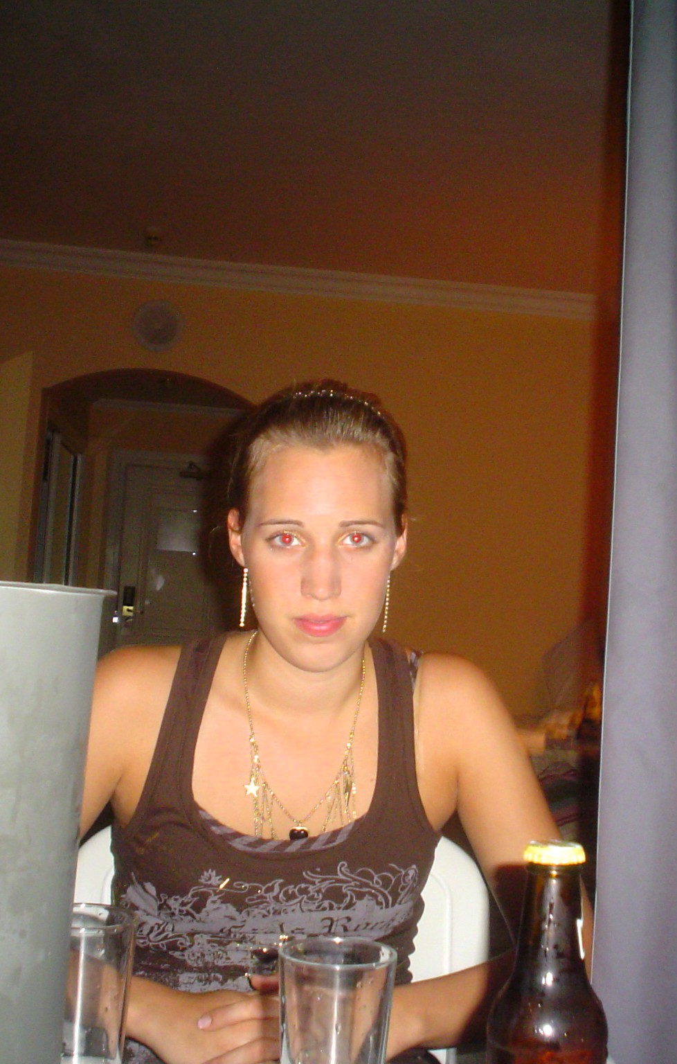 Malina als junge Frau, ruhig in die Kamera blickend