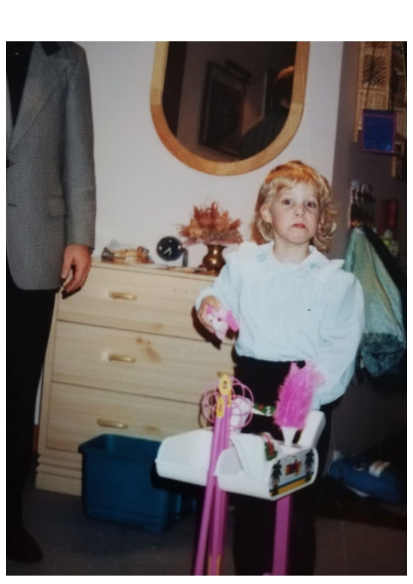 Malina als kleines Kind in einem hellen Pullover, in einem gemütlichen Zuhause